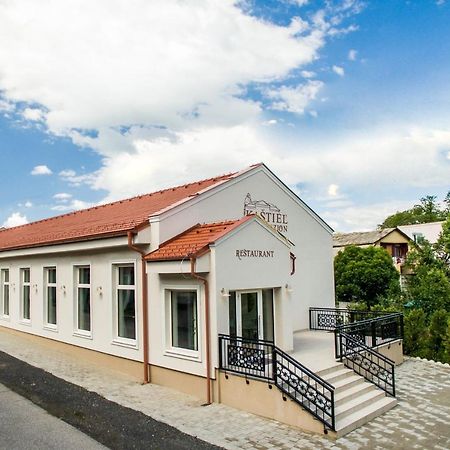Kaštieľ Penzion&Restaurant Rimavská Sobota Exterior foto
