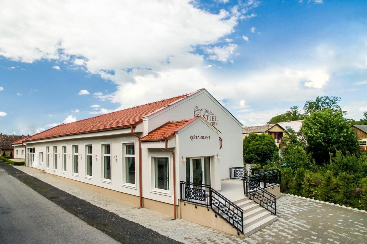 Hotel Kaštieľ Penzion&Restaurant Rimavská Sobota Exterior foto